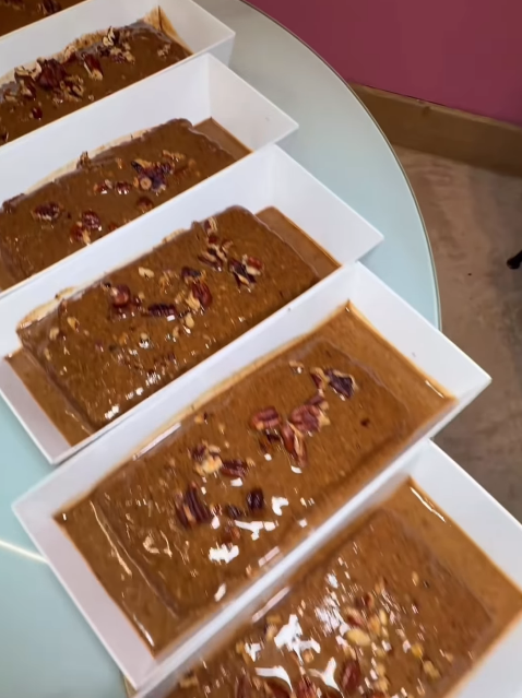 Barquettes de chamiya dorée avec une garniture croquante