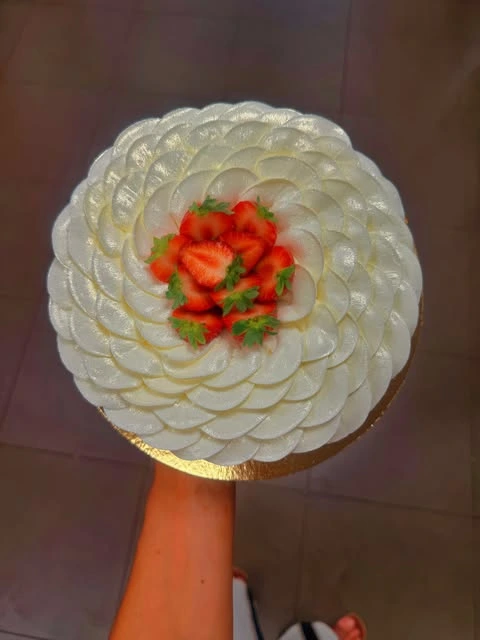Gâteau décoré de pétales de crème et de fraises, création publiée par Louisa